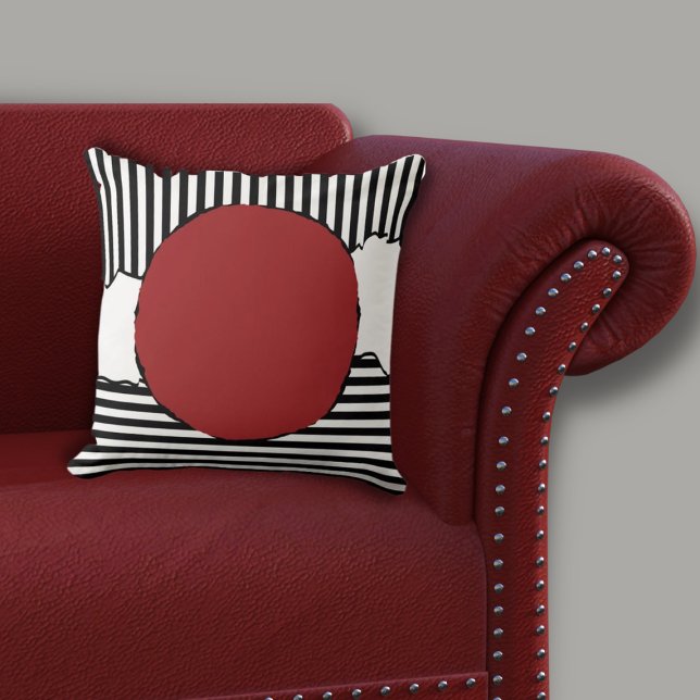 Moderne schwarz-weiße Streifen roter Punkt Kissen (Modern Black & White Centered Red Circle Throw Pillow on Red Sofa)