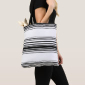 Moderne Schwarz-weiße Streifen Tasche (Von Nahem)