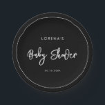 Moderne schwarze Babydusche Pappteller<br><div class="desc">Eine kühne und trendige Typografie für Ihr Party Schreibwaren,  einfach und elegant mit einem Schwarz-Weiß-Thema. Vollständig anpassbar: Sie können bei Bedarf die Farben des Schriftartes und des Hintergrunds ändern.</div>
