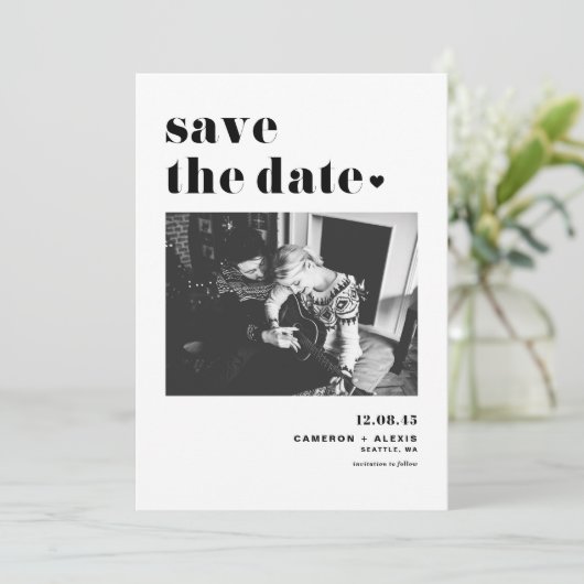 Moderne Schwarze Bold Typografie mit Herz-Foto Save The Date (Stehend Vorderseite)