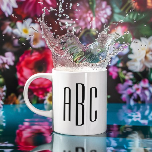 Moderne schwarze drei Buchstaben Monogramm Kaffeetasse