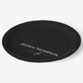 Moderne schwarze einfache Schrift Mädchen-Monogram Pappteller (Schrägansicht)
