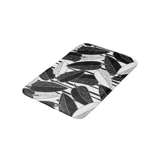 Moderne schwarze Fikus-Blätter abstrakt gestreift Badematte (Schrägansicht)