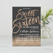 Moderne Schwarze Glitzer Typografie Sweet 16 Einladung (Stehend Vorderseite)