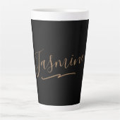 Moderne schwarze Gold-weibliche Schreibschrift Milchtasse (Vorderseite)