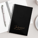 Moderne schwarze Gold-weibliche Schreibschrift Planer<br><div class="desc">Moderner Black Gold Feminine Script Name Planner. Dieses moderne und elegante Design lässt sich einfach mit Ihrem individuelle Name personalisieren.</div>