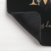 Moderne schwarze goldene Rosa Blumenmonogramm Mousepad (Ecke)