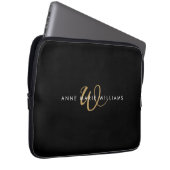 Moderne schwarze Goldschrift-Monogramm Laptopschutzhülle (Vorne Rechts)