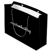 Moderne schwarze Hashtag-Script-Design Große Geschenktüte (Rückseite Schrägansicht)