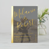 Moderne schwarze Hochzeit 2 Fotos Goldstreifen Folieneinladung (Stehend vorne)