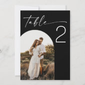 Moderne schwarze Hochzeitstisch-Nummer mit Bogenfo Einladung (Rückseite)