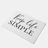 Moderne schwarze Keep Life Simple-Zitat Fußmatte (Schrägansicht)