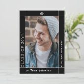 Moderne Schwarze Klasse 2025 Abschluss Foto Ankündigung (Stehend Vorderseite)