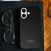 Moderne schwarze Kunstleder-Weiß-Monogramm-Initial iPhone 16 Hülle