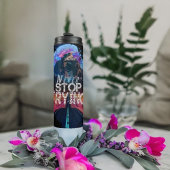 Moderne schwarze Maskuline halten niemals an zu ve Thermosbecher