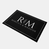 Moderne schwarze Monogramm-Türmatte Fußmatte (Schrägansicht)