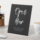 Moderne schwarze Open Bar Sockelschild (In SItu)