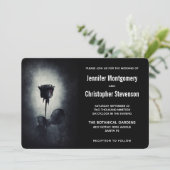 Moderne Schwarze Rose-Driving Blood Petal Wedding Einladung (Stehend Vorderseite)