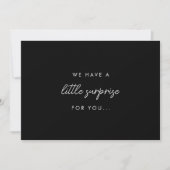 Moderne schwarze Schrift "Little Surprise" Schwang Ankündigung (Vorderseite)