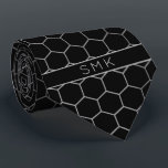 Moderne schwarze Silv Foil Geometric Monogram Neck Krawatte<br><div class="desc">Modernes Schwarz mit Imitaten Silver Foil Geometric Monogram Necktie in einem stilvollen Muster silbergrauer Sechsecke auf elegantem schwarzen Hintergrund. Einfach mit Text, Schriftart und Farben anpassen. Erstellt von Zazzle pro Designer BK Thompson © exklusiv für Cedar und String; bitte kontaktieren Sie uns, wenn Sie Hilfe benötigen, Fragen haben, oder möchten...</div>