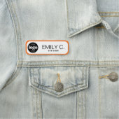 Moderne schwarze Typografie Orange Border Namensschild (Beispiel)