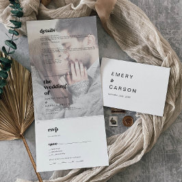 Moderne schwarze Typografie verblasste Foto Name H Dreifach Gefaltete Einladung