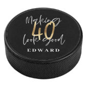 Moderne schwarze und goldene Typografie 40. Eishockey Puck (3/4)