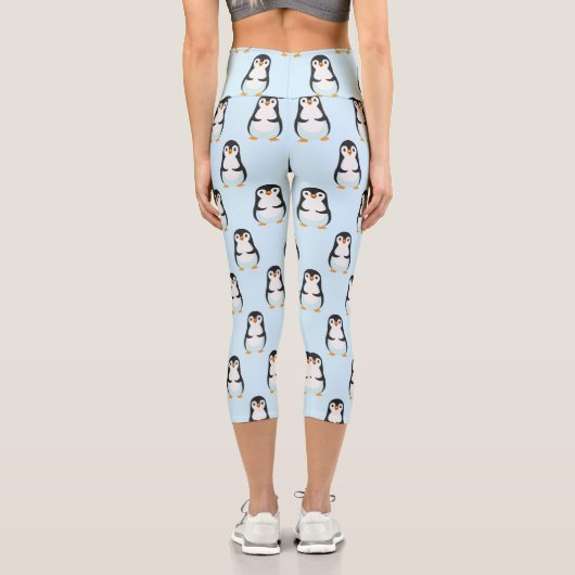 Moderne schwarze und weiße Pinguine auf hellblau Capri Leggings (Rückseite)