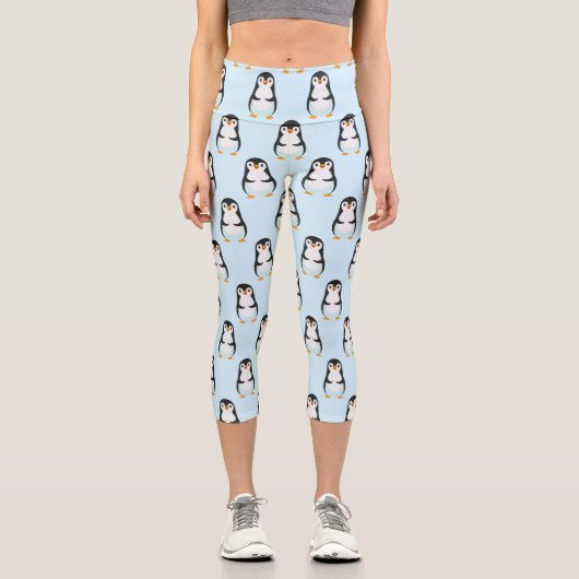 Moderne schwarze und weiße Pinguine auf hellblau Capri Leggings (Vorderseite)