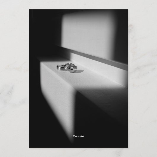 Moderne schwarze und weiße Schattenringe Verlobung Einladung (Rückseite)