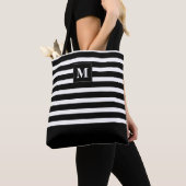 Moderne schwarze und weiße Streifen mit Monogramm Tasche (Von Nahem)