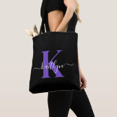 Moderne schwarze violette Schriftmonogramm Tasche (Von Nahem)