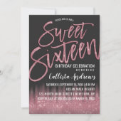 Moderne Schwarzrosa Glitzer Typografie Sweet 16 Einladung (Vorderseite)