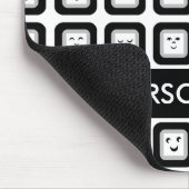 Moderne Schwarzweiss-Emoticon-Fliesen mit Namen Mousepad (Ecke)