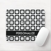 Moderne Schwarzweiss-Emoticon-Fliesen mit Namen Mousepad (Mit Mouse)