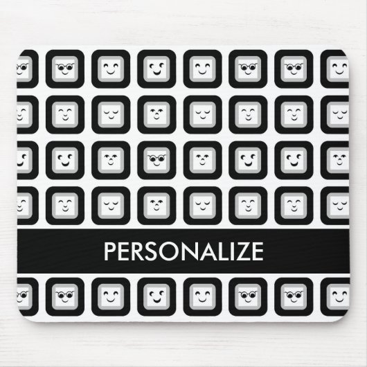 Moderne Schwarzweiss-Emoticon-Fliesen mit Namen Mousepad (Vorne)