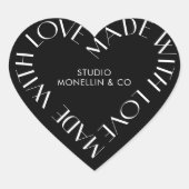 Moderne Schwarzweiß-Handarbeit mit Liebe-Produkt Herz-Aufkleber (Vorderseite)