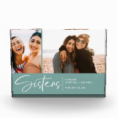 Moderne Schwestern bewahren zwei Fotos Smoking Aqu (Vorderseite)