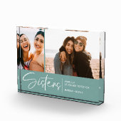 Moderne Schwestern bewahren zwei Fotos Smoking Aqu (Rechts)