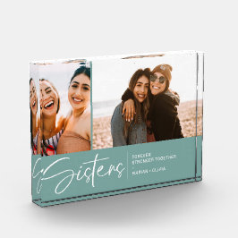 Moderne Schwestern bewahren zwei Fotos Smoking Aqu