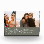 Moderne Schwestern halten zwei Fotos am Leben grün (Vorderseite)