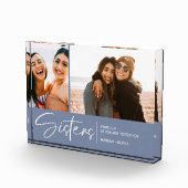 Moderne Schwestern halten zwei Fotos am Smoky blau (Rechts)