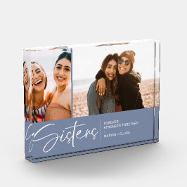 Moderne Schwestern halten zwei Fotos am Smoky blau