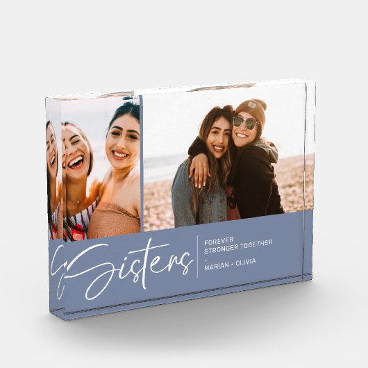 Moderne Schwestern halten zwei Fotos am Smoky blau (Links)