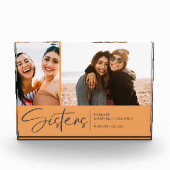 Moderne Schwestern halten zwei Fotos in blass oran (Vorderseite)