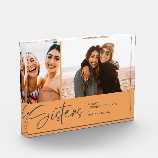 Moderne Schwestern halten zwei Fotos in blass oran (Links)