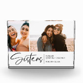 Moderne Schwestern halten zwei Fotos weiß (Vorderseite)