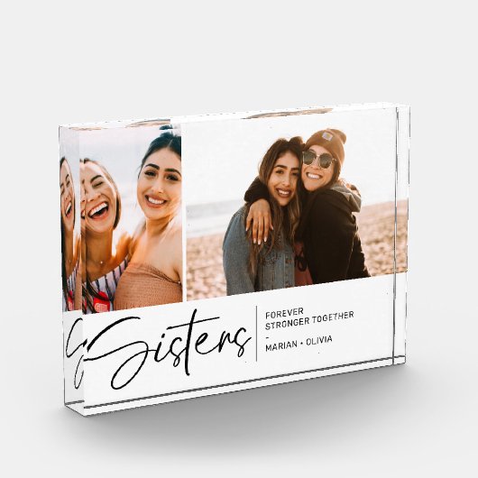 Moderne Schwestern halten zwei Fotos weiß (Links)