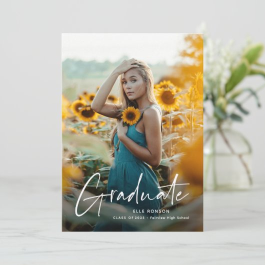 Moderne Script 2 Foto Graduation Party Einladung (Stehend Vorderseite)