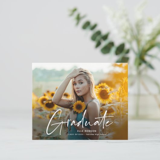 Moderne Script 2 Foto Graduation Party Einladung (Stehend Vorderseite)